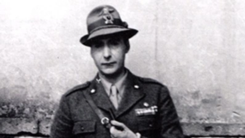 Come capitano degli alpini del nuovo esercito italiano, Malaparte svolgeva compiti di ufficiale di collegamento con il quartier generale della V armata americana Come capitano degli alpini del nuovo esercito italiano, Malaparte svolgeva compiti di ufficiale di collegamento con il quartier generale della V armata americana