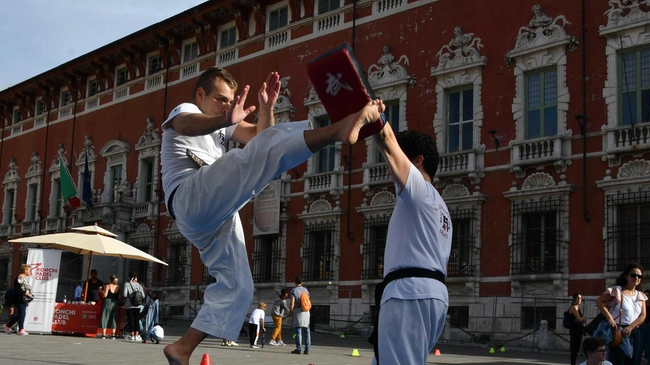 Il Comune di Massa promuove l'iniziativa 'Massa in Forma in Europa' in collaborazione con #BEACTIVE - Settimana Europea dello Sport. Le associazioni sportive sono invitate a partecipare a varie attività sportive il 13 ottobre per celebrare il benessere fisico e mentale dei cittadini. Il Comune di Massa promuove l'iniziativa 'Massa in Forma in Europa' in collaborazione con #BEACTIVE - Settimana Europea dello Sport. Le associazioni sportive sono invitate a partecipare a varie attività sportive il 13 ottobre per celebrare il benessere fisico e mentale dei cittadini.