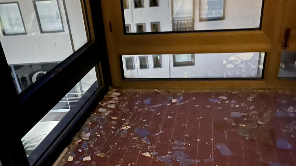 paura al pronto soccorso se la prende con i sanitari un altra notte violenta