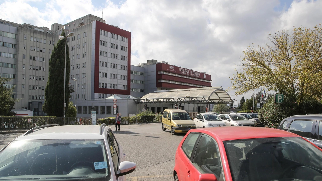 L’uomo è precipitato dal terzo piano dell’ospedale di Perugia L’uomo è precipitato dal terzo piano dell’ospedale di Perugia