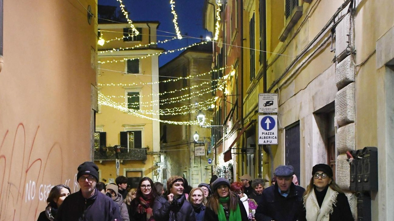 Una vista guidata nel centro storico. In questo periodo di festività numerose iniziative del Comune e di Oltre per grandi e piccini dedicate al Natale e all’arte Una vista guidata nel centro storico. In questo periodo di festività numerose iniziative del Comune e di Oltre per grandi e piccini dedicate al Natale e all’arte
