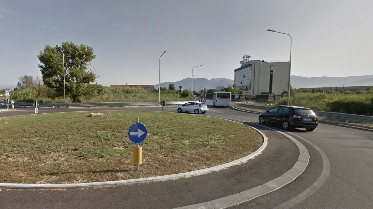 La rotatoria di via Bellatalla nella zona industriale di Ospedaletto, teatro, all’alba di ieri, dell’incidente costato la vita al 42enne di Cascina La rotatoria di via Bellatalla nella zona industriale di Ospedaletto, teatro, all’alba di ieri, dell’incidente costato la vita al 42enne di Cascina