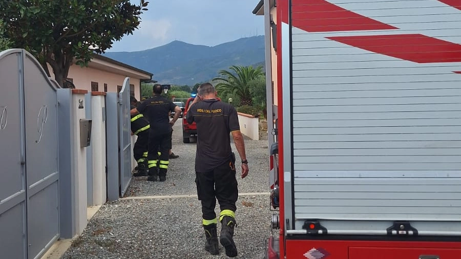 I vigili del fuoco subito dopo lo spegnimento dell'incendio I vigili del fuoco subito dopo lo spegnimento dell'incendio