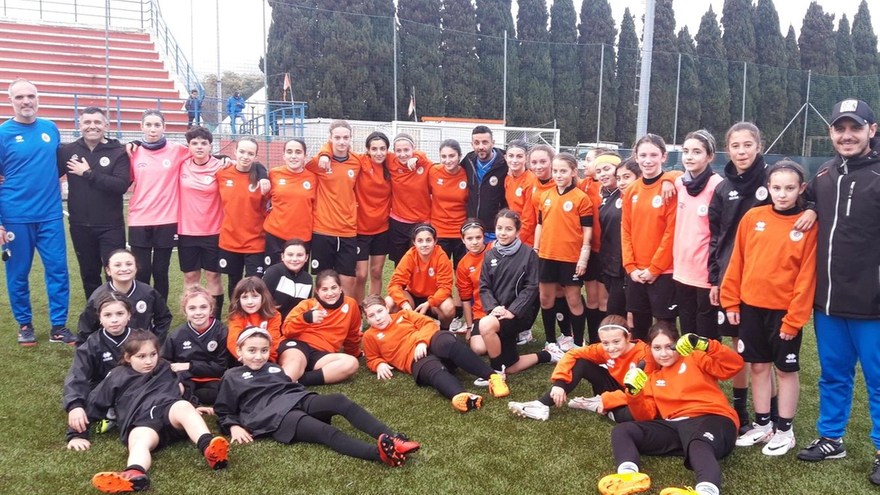 Il gruppo delle atlete della società Colli Ortonovo all’impianto. di via Canale Il gruppo delle atlete della società Colli Ortonovo all’impianto. di via Canale