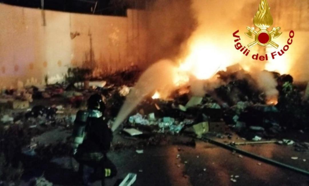 Ponsacco, fiamme nella notte: a fuoco un cumulo di rifiuti Ponsacco, fiamme nella notte: a fuoco un cumulo di rifiuti