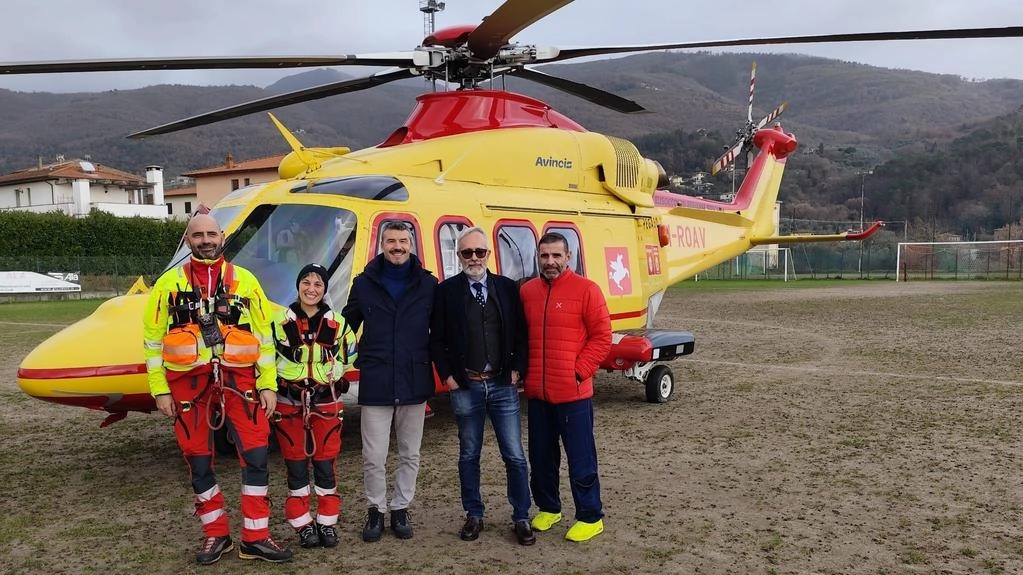 L’elicottero Pegaso 2 con il sistema «Night Vision Goggles» e la squadra di soccorso del 118 atterrati sul campo sportivo di Loro Ciuffenna