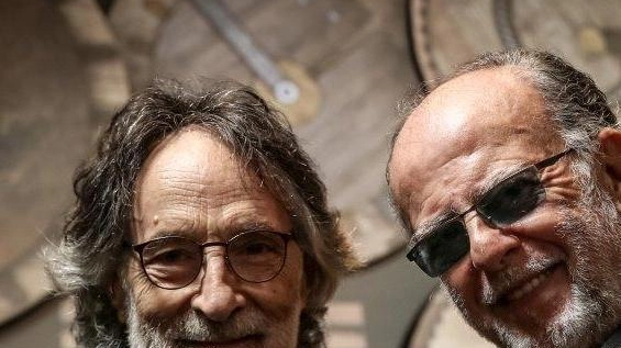 La leggendaria band PFM celebra 45 anni di collaborazione con Fabrizio De André nel tour "PFM canta De André - Anniversary". Concerto a Assisi con brani rivisitati e ospiti speciali.
