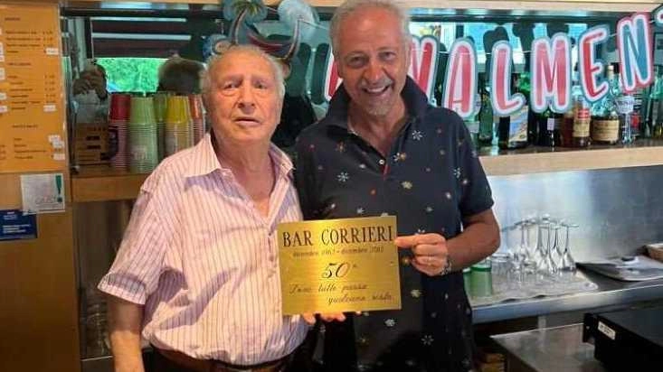 Valtiero Benesperi insieme al figlio Daniele, nel bar gestito per decenni