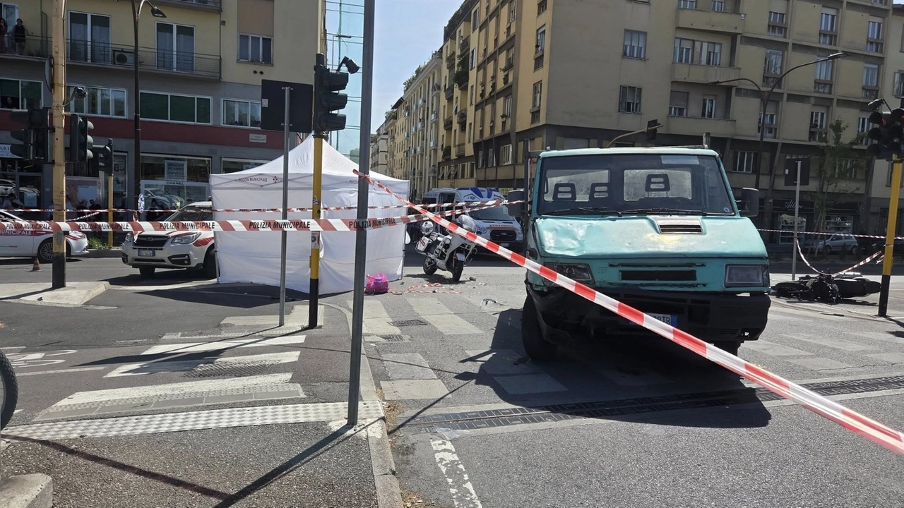 Gravissimo incidente stradale a Firenze. Lo scontro è avvenuto all'incrocio tra viale Redi e via Doni (foto pagina Facebook 'Traffico Firenze') Gravissimo incidente stradale a Firenze. Lo scontro è avvenuto all'incrocio tra viale Redi e via Doni (foto pagina Facebook 'Traffico Firenze')