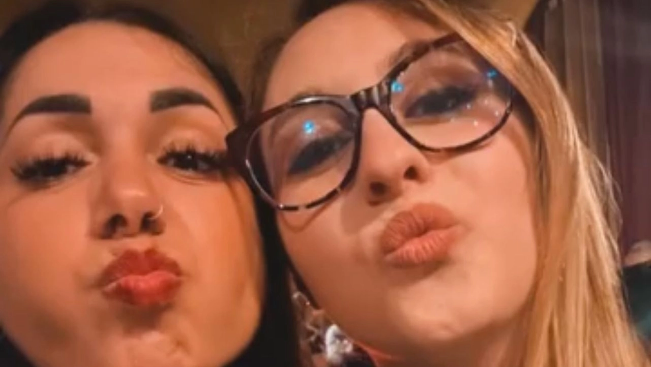 Ejona Tivari insieme all'amica Giulia Santoni, morta nel tragico incidente in A1