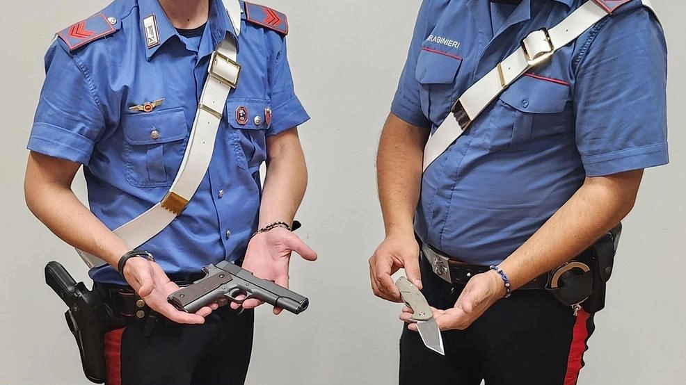 I Carabinieri di Città di Castello mostrano il materiale trovato durante i controlli nell’auto e in casa dell’arrestato I Carabinieri di Città di Castello mostrano il materiale trovato durante i controlli nell’auto e in casa dell’arrestato