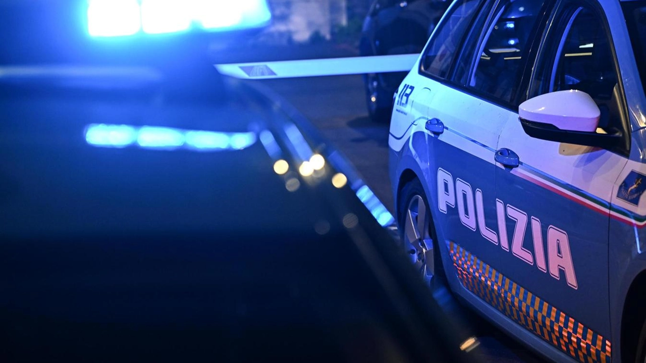 AREZZO Viaggiava in A1 con un chilo di cocaina nascosto nel vano motore della sua auto, è stato arrestato dalla Polizia...