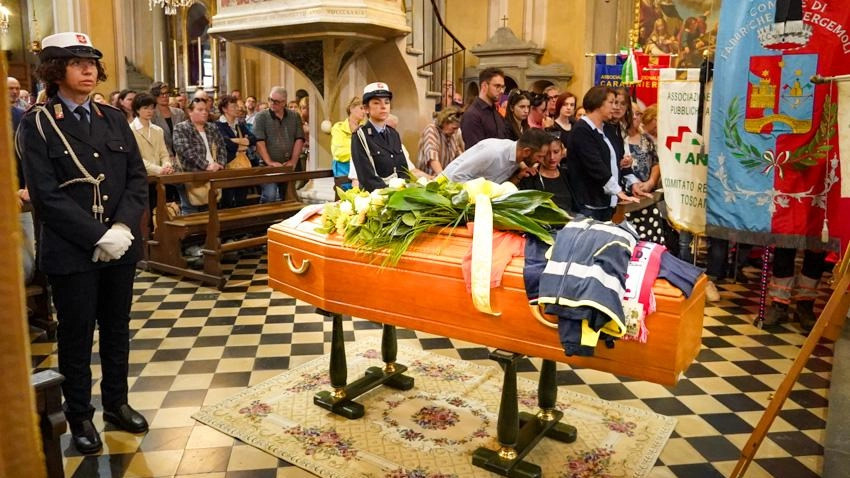 Folla commossa ai funerali del sindaco di Pieve Fosciana, Francesco Angelini. Nel borgo le case con il tricolore listato a lutto. L’abbraccio della comunità.