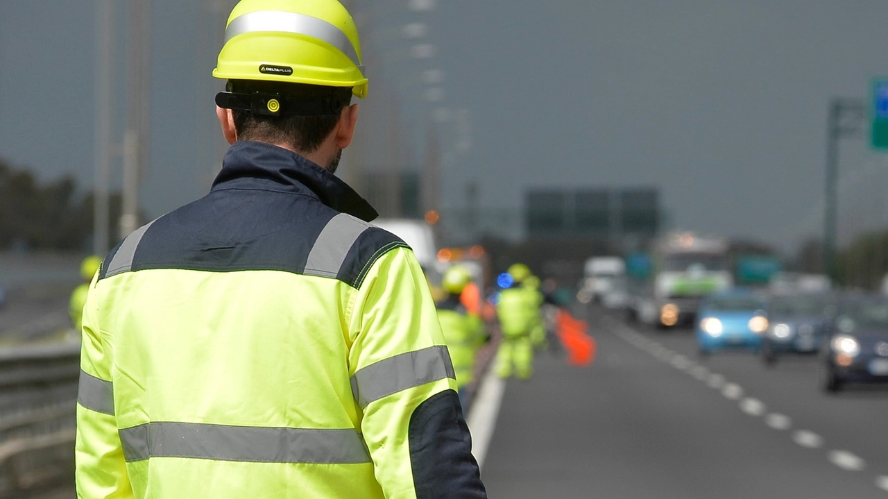 Operatori sulla strada per regolare la viabilità dopo l'incidente (Foto di repertorio) Operatori sulla strada per regolare la viabilità dopo l'incidente (Foto di repertorio)