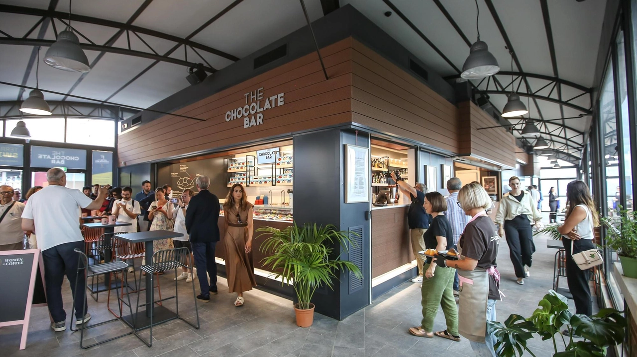 L’annuncio con visita al cantiere. Avviato “The Chocolate Bar“ alla Terrazza . È lo stesso giorno in cui venne inaugurato il Mercato Coperto nel 1932. L’annuncio con visita al cantiere. Avviato “The Chocolate Bar“ alla Terrazza . È lo stesso giorno in cui venne inaugurato il Mercato Coperto nel 1932.