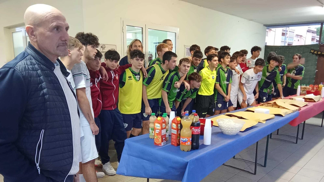 Accanto un momento del terzo tempo Sotto la squadra della Nuova Grosseto Barbanella Accanto un momento del terzo tempo Sotto la squadra della Nuova Grosseto Barbanella