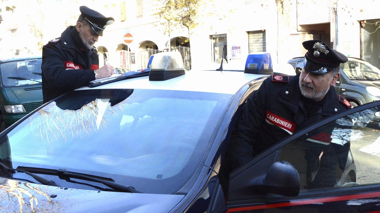 Sul posto sono intervenuti i carabinieri, che hanno arrestato l'uomo Sul posto sono intervenuti i carabinieri, che hanno arrestato l'uomo