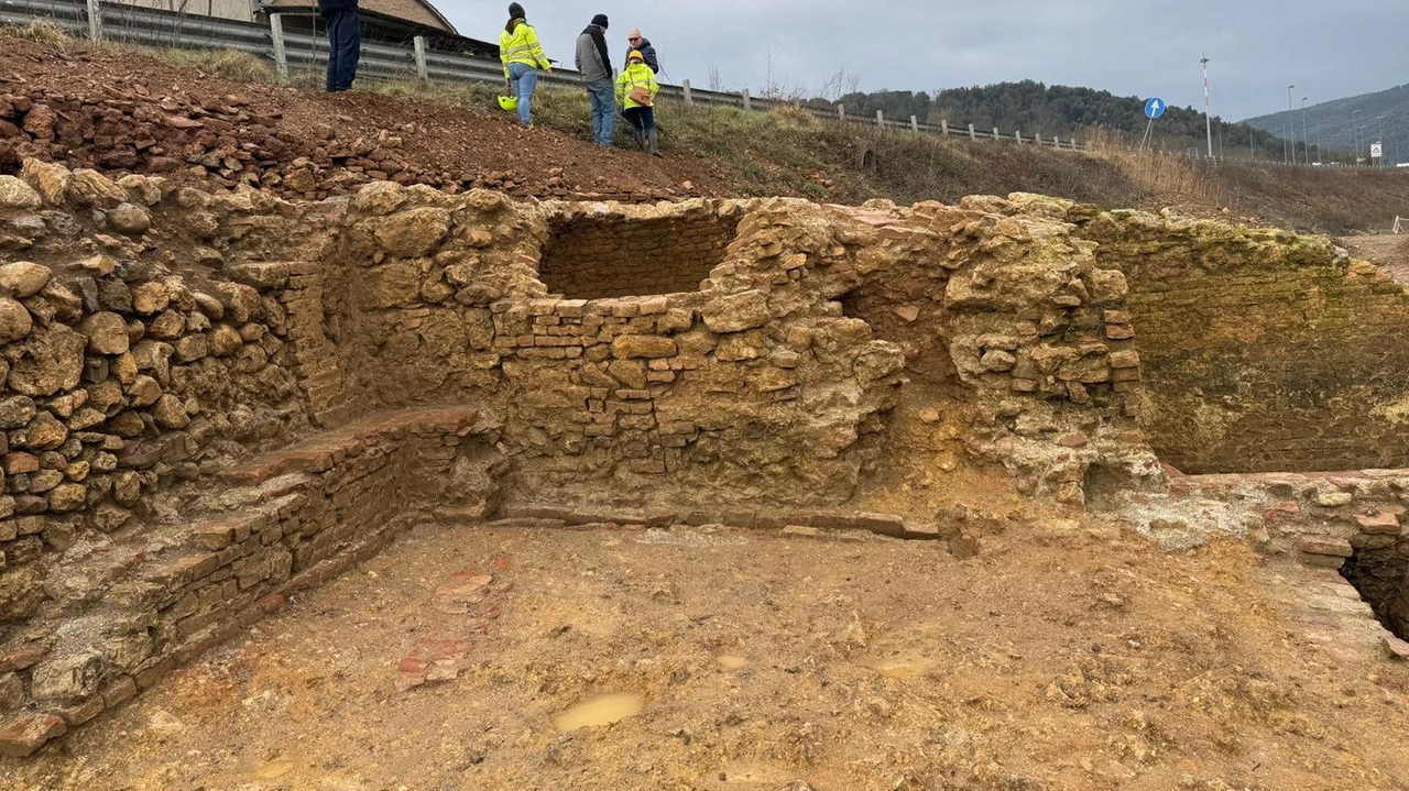 Sotto la carreggiata riaffiorano mura e reperti dell’insediamento scomparso. Ma Anas rassicura: "Non ci saranno varianti al tracciato del raddoppio".