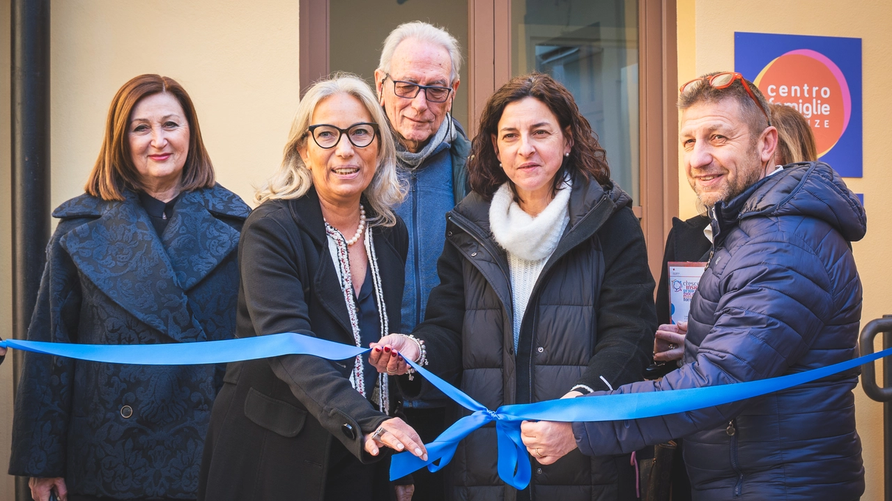 Il taglio del nastro con Serena Spinelli, Nicola Paulesu e Maria Grazia Giuffrida Il taglio del nastro con Serena Spinelli, Nicola Paulesu e Maria Grazia Giuffrida