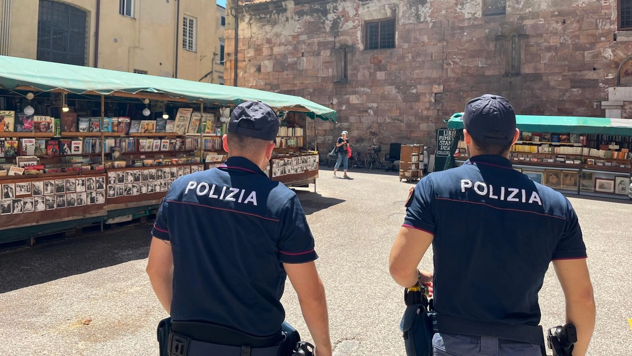 Agenti della polizia impegnati nei controlli nel centro di Lucca