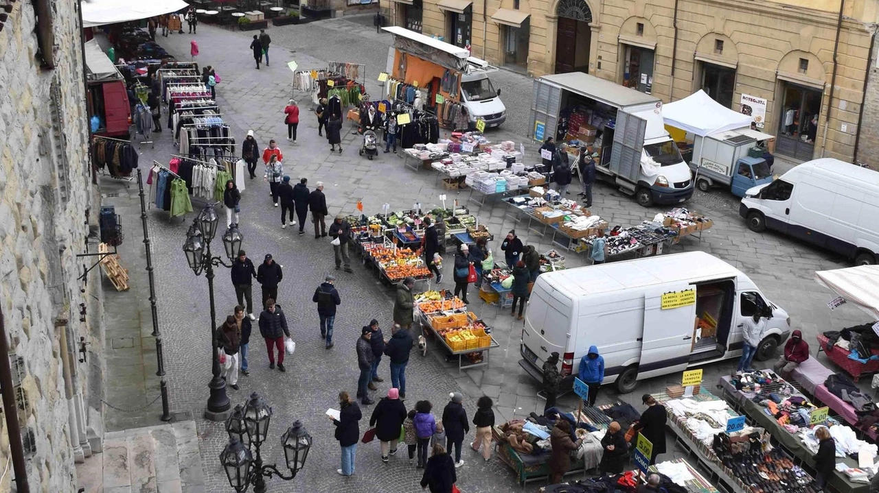 Il tradizionale mercato del giovedì e del sabato in centro storico Il tradizionale mercato del giovedì e del sabato in centro storico