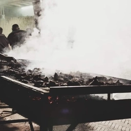 L’Apericiccia torna a Chiusi della Verna: carne illimitata e festa nel bosco con il Circo Nero