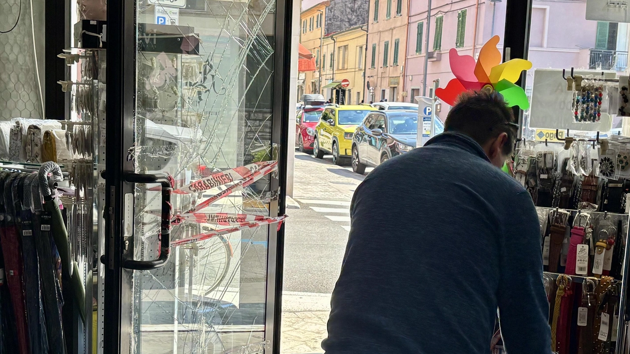 Una spaccata in un negozio nei giorni scorsi a Pontedera Ormai da mesi il tema della sicurezza è al centro del dibattito Una spaccata in un negozio nei giorni scorsi a Pontedera Ormai da mesi il tema della sicurezza è al centro del dibattito
