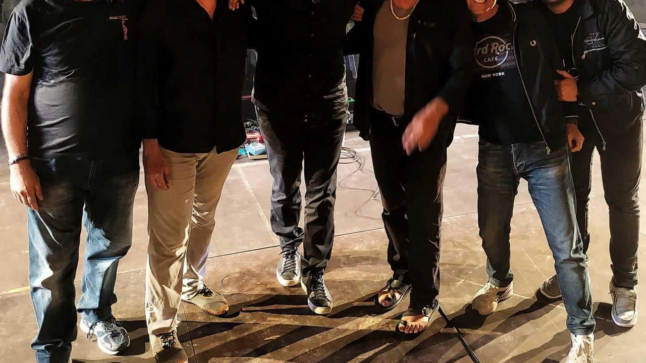 Mori, Cammelli, Sciarretta, Iacobelli, Vinci, e Sapora: i sei amici della tribute band Via del campo Mori, Cammelli, Sciarretta, Iacobelli, Vinci, e Sapora: i sei amici della tribute band Via del campo