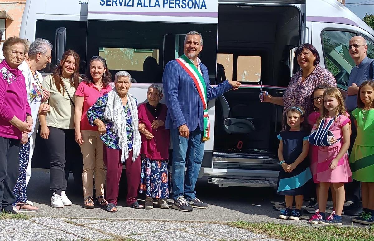 https://www.lanazione.it/image-service/view/acePublic/alias/contentid/ODE5NDFjNzItMGQ5ZS00/0/quattro-ruote-per-il-territorio-inaugurato-un-nuovo-mezzo-a-servizio-del-centro-diurno.jpeg?f=1.90:1&w=1200