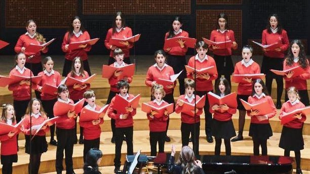Il primo Festival "Tutta qui la cantoria!" celebra l'arte dei Cori delle voci bianche nei teatri d'opera italiani, coinvolgendo giovani cantori in un viaggio musicale unico. Promosso dall'Accademia del Maggio Musicale Fiorentino, si terranno tre concerti per diffondere la cultura musicale tra le nuove generazioni.