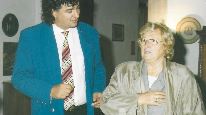 Il sindaco Roberto Marchi ritratto nel 1996 quando incontra l’onorevole Tina Anselmi, ospite a Vernio