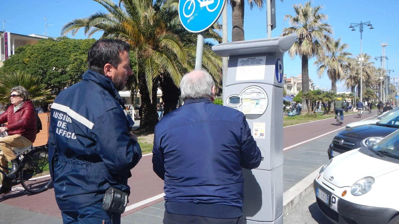 In città sono circa 9.800 gli stalli blu, d’estate estesi a circa 11.500, con 148 parcometri, che diventano 176 nella bella stagione In città sono circa 9.800 gli stalli blu, d’estate estesi a circa 11.500, con 148 parcometri, che diventano 176 nella bella stagione