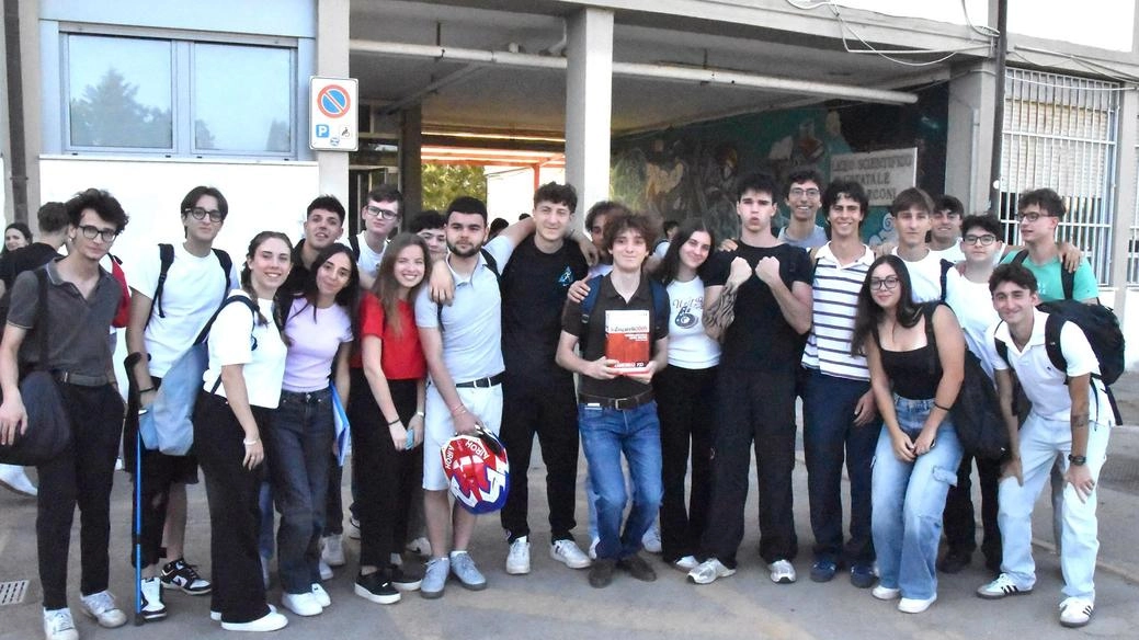 La prima prova dell’esame di maturità si è conclusa in mezzo ai sorrisi: gli studenti erano soddisfatti dei loro lavori La prima prova dell’esame di maturità si è conclusa in mezzo ai sorrisi: gli studenti erano soddisfatti dei loro lavori