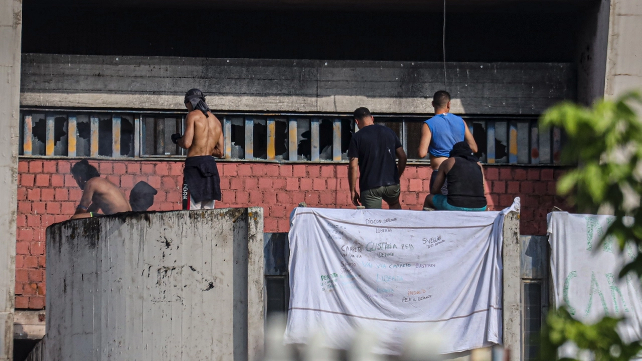 Uno scatto della rivolta dei detenuti di Sollicciano la scorsa estate (Fotocronache Germogli)