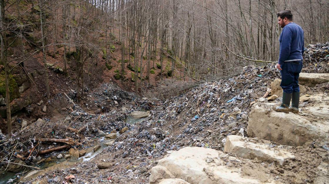i rifiuti emersi dalla frana il sopralluogo sfregio inammissibile indagare più a fondo