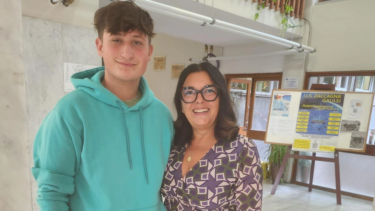 Niccolo Ricci insieme alla collaboratrice scolastica Consuelo Guidi
