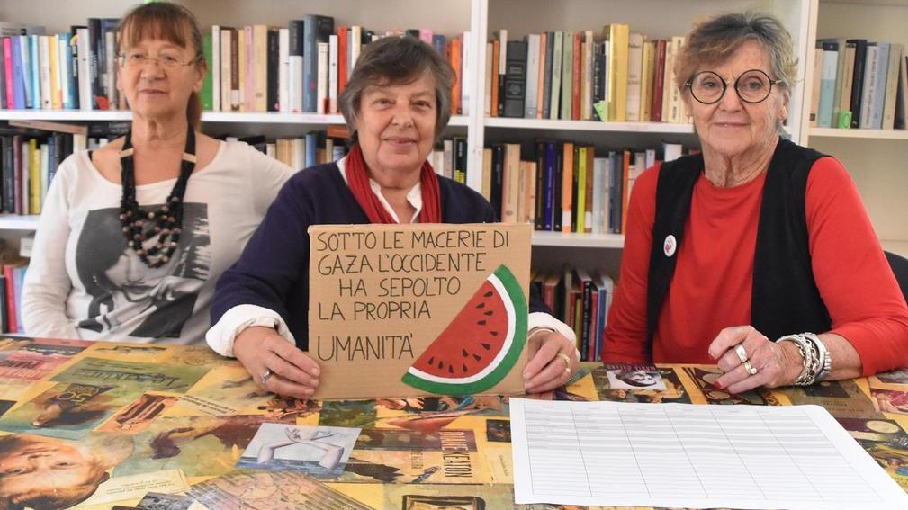 https://www.lanazione.it/image-service/view/acePublic/alias/contentid/ODExMWEwODEtYWI3Ny00/0/le-donne-per-la-pace-sit-in-silenzioso-in-piazza-per-urlare-contro-la-guerra.jpeg?f=16:9&w=1200&h=630