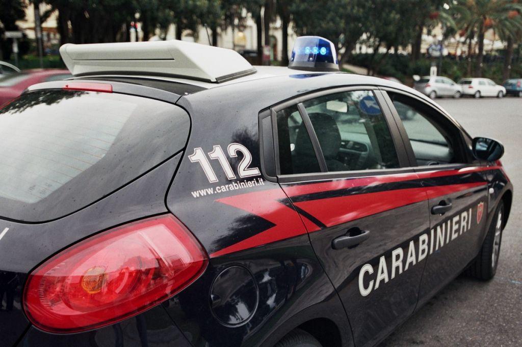 Ubriaco si barrica armato di coltello, i carabinieri gli sparano alle gambe per fermarlo. Si indaga per rapina e resistenza a pubblico ufficiale Ubriaco si barrica armato di coltello, i carabinieri gli sparano alle gambe per fermarlo. Si indaga per rapina e resistenza a pubblico ufficiale
