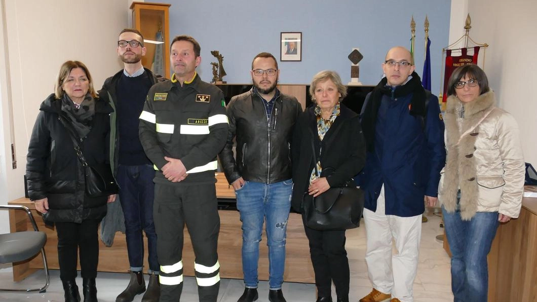 I famigliari delle vittime col comandante provinciale dei pompieri di Arezzo