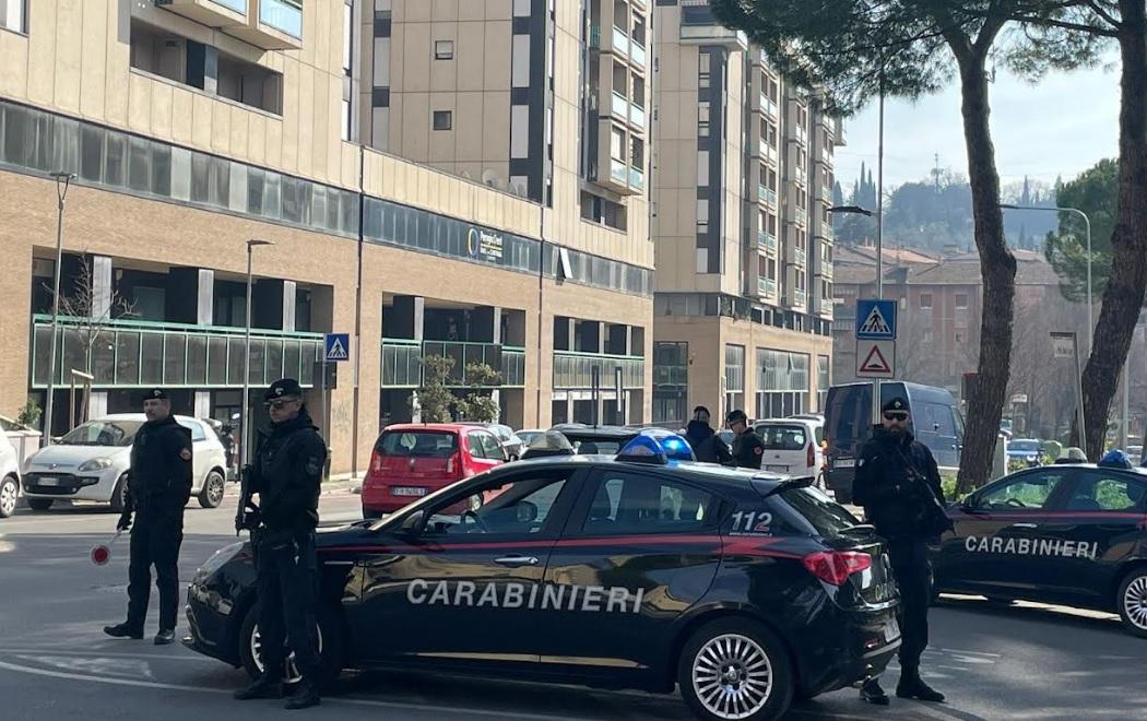 Prima aggredisce il padre poi i carabinieri: arrestato un trentenne