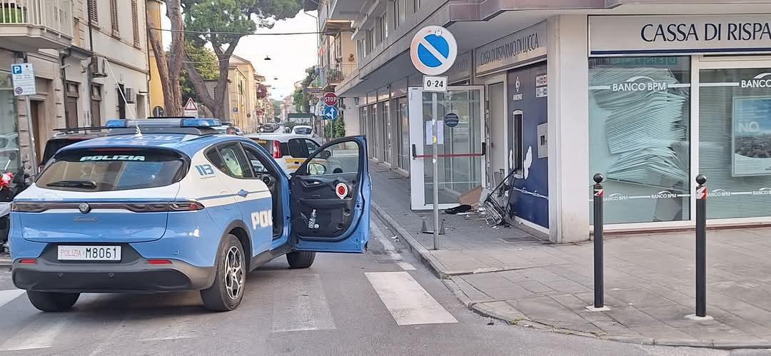 Esplosioni nella notte. Rubati oltre 100mila euro: “E’ la banda dell’Audi nera” Esplosioni nella notte. Rubati oltre 100mila euro: “E’ la banda dell’Audi nera”