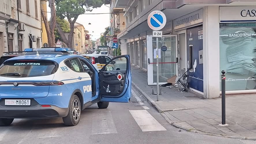 Il bancomat della banca Bpm di via Garibaldi fatto esplodere nella notte. La polizia indaga su questo episodio e su un analogo colpo portato a segno a Querceta Il bancomat della banca Bpm di via Garibaldi fatto esplodere nella notte. La polizia indaga su questo episodio e su un analogo colpo portato a segno a Querceta