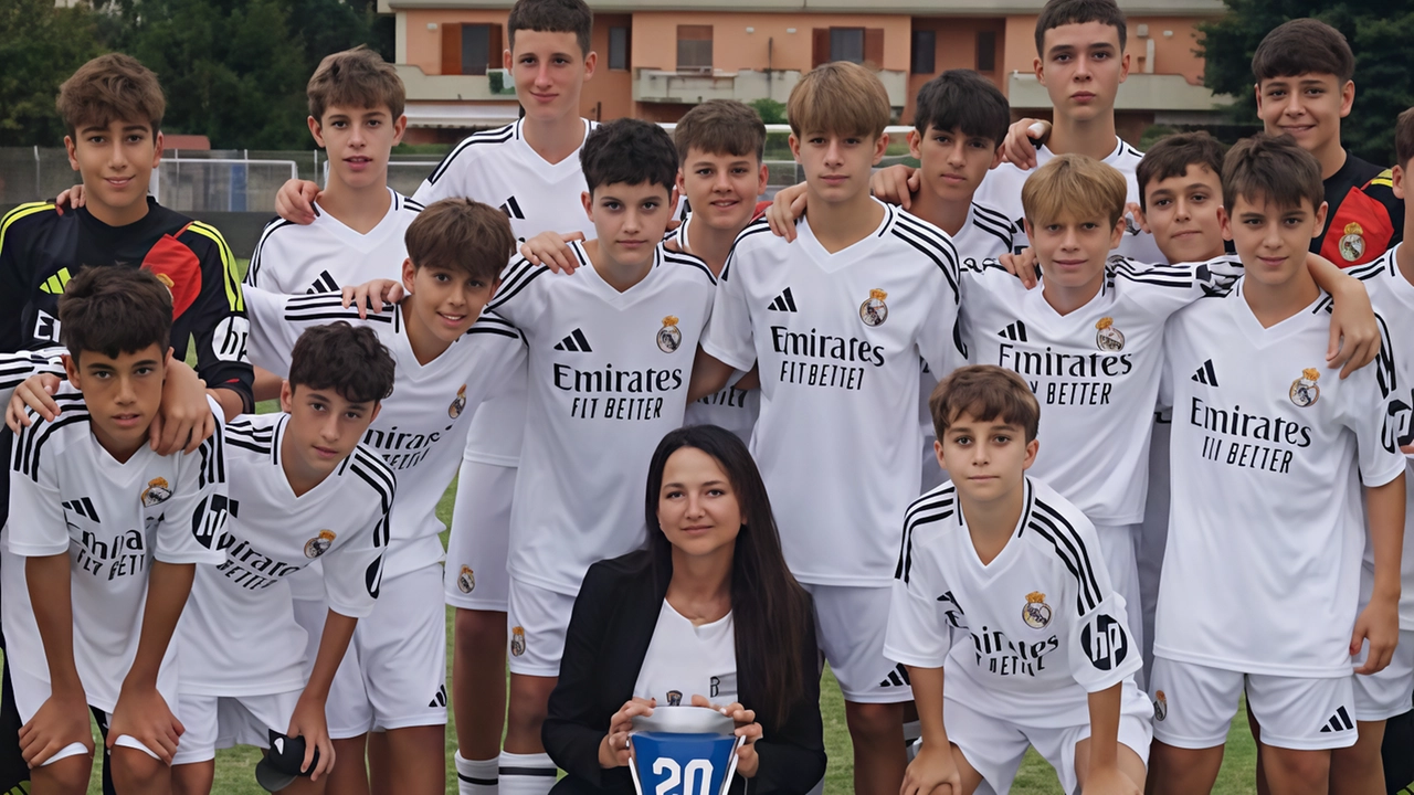 La vedova di Paolo Rossi, Federica Cappelletti, con i vincitori del Real nel 2024 La vedova di Paolo Rossi, Federica Cappelletti, con i vincitori del Real nel 2024
