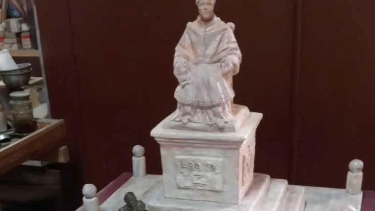 A lato il bozzetto del monumento destinato a piazza Matteotti. Sotto l’incontro in municipio alla presenza di sindaco, artista, Istituto storico e l’imprenditore che ha donato il marmo A lato il bozzetto del monumento destinato a piazza Matteotti. Sotto l’incontro in municipio alla presenza di sindaco, artista, Istituto storico e l’imprenditore che ha donato il marmo