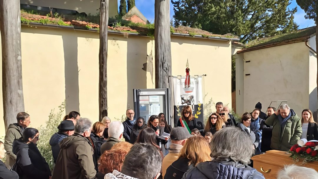 Si sono svolte con una larga partecipazione, le esequie di Massimo Talini con una cerimonia civile al cimitero di Ponte a Cappiano. Talini ancora non aveva compiuto 66 anni ed è stato portato via da un malore improvviso Si sono svolte con una larga partecipazione, le esequie di Massimo Talini con una cerimonia civile al cimitero di Ponte a Cappiano. Talini ancora non aveva compiuto 66 anni ed è stato portato via da un malore improvviso