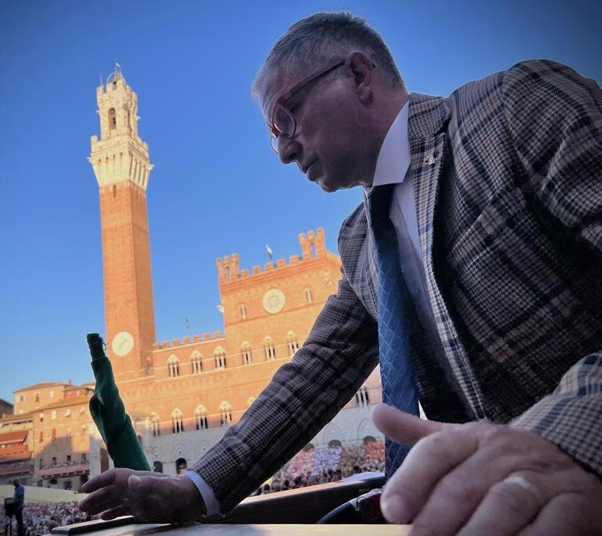 per la terza volta renato bircolotti starter e mossiere di grande fama e protagonista nei più importanti ippodromi italiani salirà sul verrocchio di piazza del campo