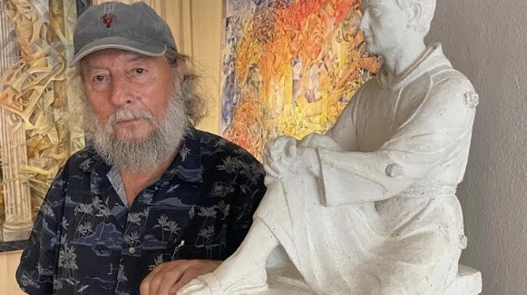 L'artista Franco Alessandrini con la statua