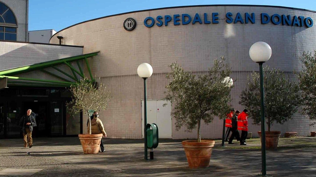 Prosegue l'ampliamento del pronto soccorso del San Donato ad Arezzo con interventi finanziati per oltre 3,2 milioni di euro. Attualmente alla terza fase, si prevede la costruzione di una pensilina di collegamento e un accesso esterno per pazienti infettivi. Restrizioni temporanee per garantire l'accesso delle ambulanze. Prosegue l'ampliamento del pronto soccorso del San Donato ad Arezzo con interventi finanziati per oltre 3,2 milioni di euro. Attualmente alla terza fase, si prevede la costruzione di una pensilina di collegamento e un accesso esterno per pazienti infettivi. Restrizioni temporanee per garantire l'accesso delle ambulanze.