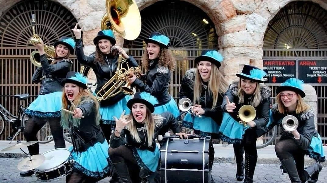 Tra gli artisti che presenti alla quarta edizione di festival ’Oltre la Rocca’ c’è anche la street band tutta al femminile Girlesque Tra gli artisti che presenti alla quarta edizione di festival ’Oltre la Rocca’ c’è anche la street band tutta al femminile Girlesque