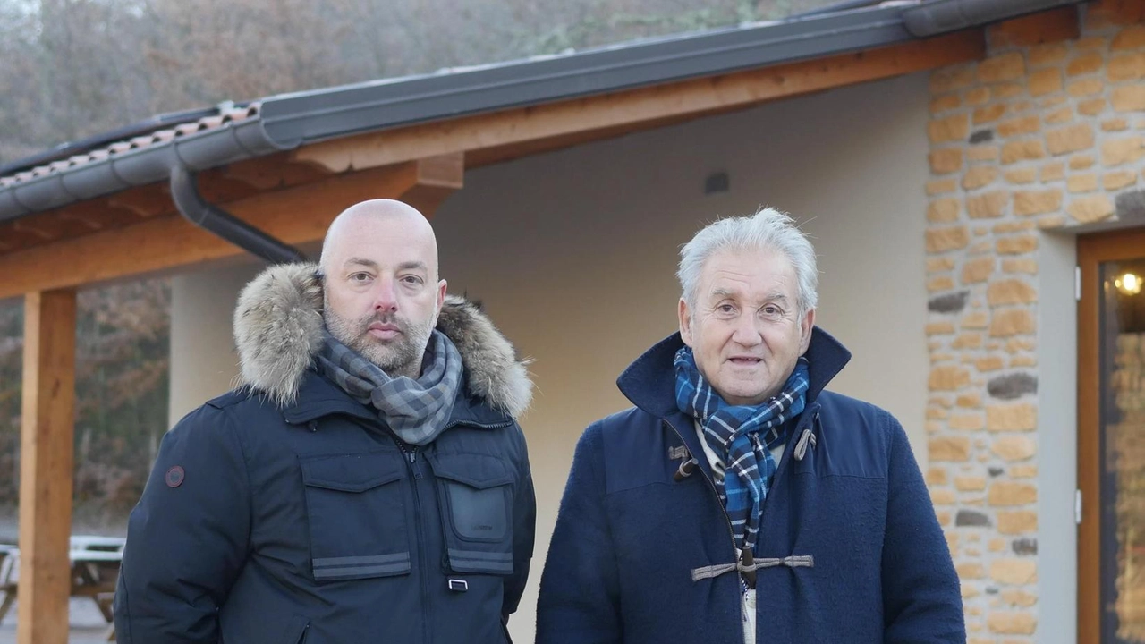 Il sindaco di Chiusi della Verna Giampaolo Tellini con il proprietario Walter Malagnino, romano, innammorato del Casentino Il sindaco di Chiusi della Verna Giampaolo Tellini con il proprietario Walter Malagnino, romano, innammorato del Casentino